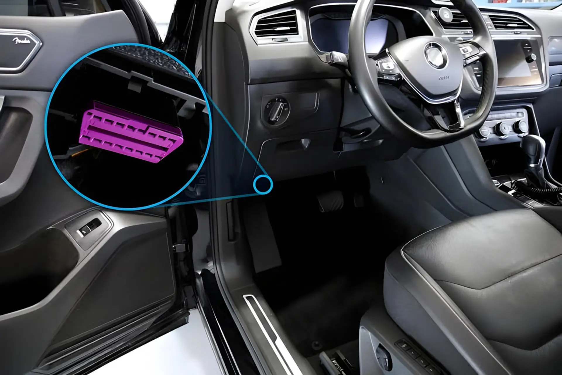 دستگاه عیب‌یاب متصل به درگاه OBD خودرو در تعمیرگاه
