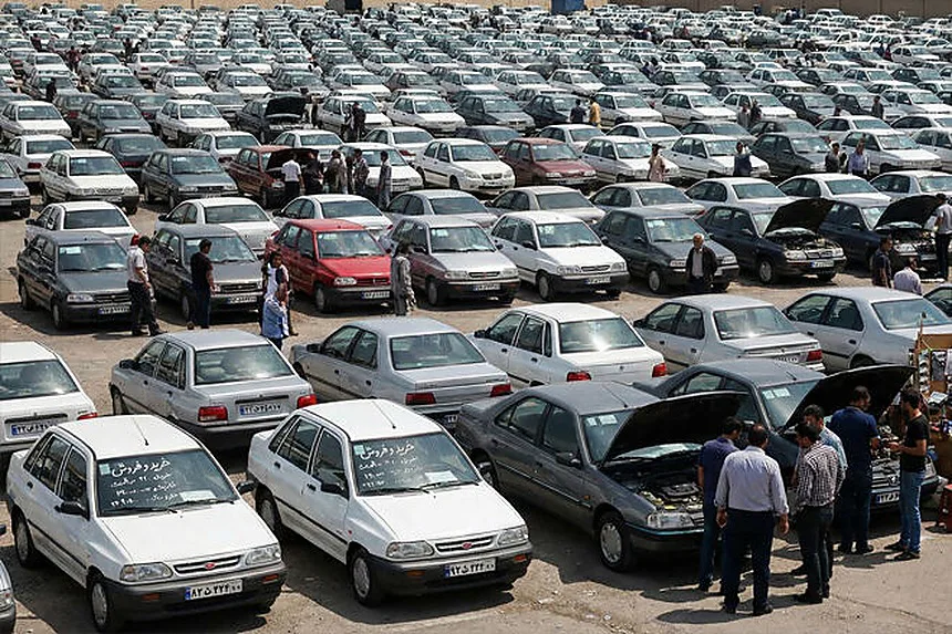بررسی قیمت معاملاتی خودروها در نمایشگاه و بازار آزاد