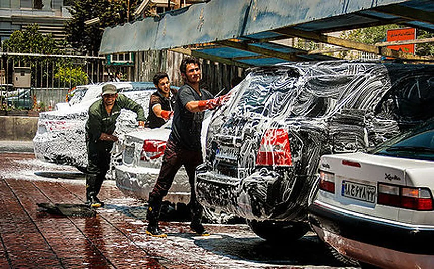 شست‌وشوی دستی بدنه خودرو در کارواش سنتی تهران