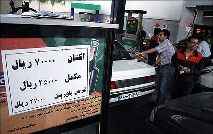 سوخت‌گیری خودرو در جایگاه بنزین با کارت هوشمند سوخت